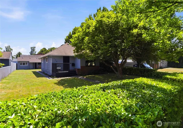 Photo 2 of Single family home for sale at 502 17th Avenue, Longview, WA 98632 | MLS# NWM2563899 | Listing updated on 2026-09-23