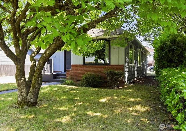 Photo 3 of Single family home for sale at 502 17th Avenue, Longview, WA 98632 | MLS# NWM2563899 | Listing updated on 2026-09-23