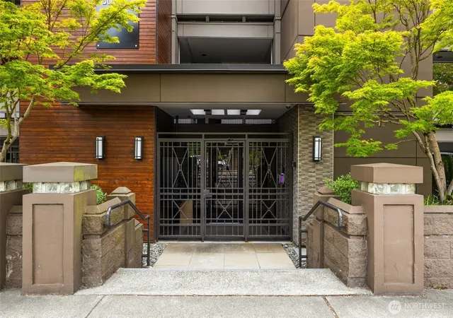 Photo 3 of Condo for sale at 807 Lake St S #301, Kirkland, WA 98033 | MLS# NWM2564157 | Listing updated on 2026-10-01