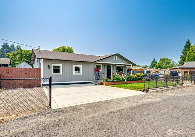 Photo 1 of Sale Pending at 353 Shear St Sw, Castle Rock, WA 98611 | MLS# NWM2564629 | Listing updated on 2026-10-01