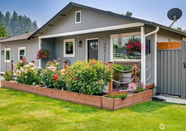 Photo 2 of Sale Pending at 353 Shear St Sw, Castle Rock, WA 98611 | MLS# NWM2564629 | Listing updated on 2026-10-01
