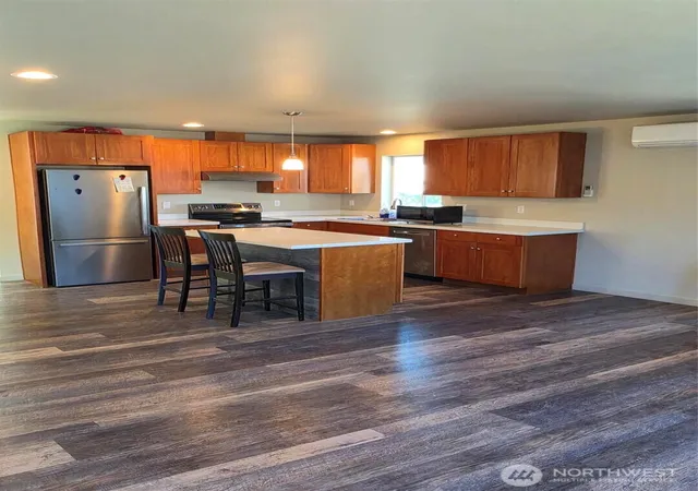 Photo 4 of Single family home for sale at 3704 W F St, Bremerton, WA 98312 | MLS# NWM2564951 | Listing updated on 2026-09-22