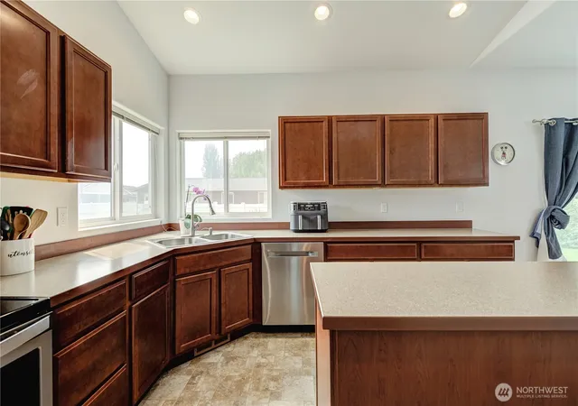 Photo 4 of Sale Pending at 1474 Denny Pl, Rock Island, WA 98850 | MLS# NWM2565058 | Listing updated on 2026-09-24