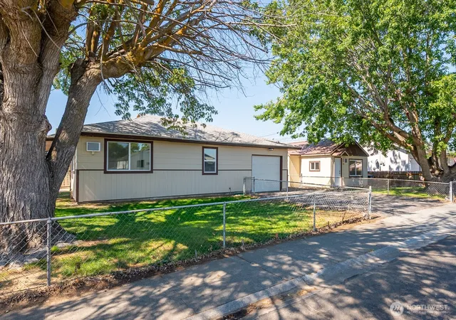 Photo 3 of Single family home for sale at 2104 W Spruce St, Moses Lake, WA 98837 | MLS# NWM2565098 | Listing updated on 2026-10-09