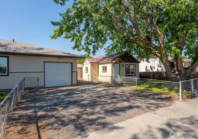 Photo 3 of Single family home for sale at 2104 W Spruce St, Moses Lake, WA 98837 | MLS# NWM2565098 | Listing updated on 2026-10-09