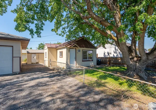 Photo 4 of Single family home for sale at 2104 W Spruce St, Moses Lake, WA 98837 | MLS# NWM2565098 | Listing updated on 2026-10-09