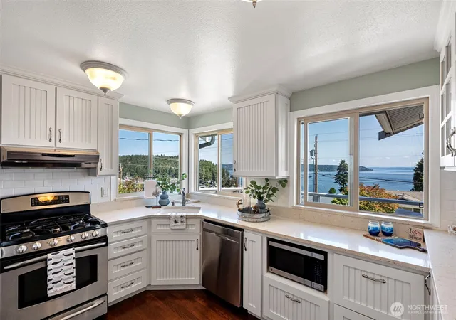 Photo 3 of Sale Pending at 7108 Soundview Dr Nw, Gig Harbor, WA 98335 | MLS# NWM2565328 | Listing updated on 2026-09-25