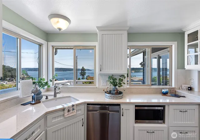 Photo 3 of Sale Pending at 7108 Soundview Dr Nw, Gig Harbor, WA 98335 | MLS# NWM2565328 | Listing updated on 2026-09-25