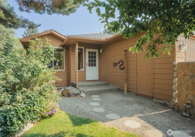 Photo 2 of Single family home for sale at 202 W Mount Baker Ct, Ellensburg, WA 98926 | MLS# NWM2565333 | Listing updated on 2026-09-29