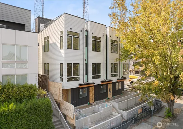 Photo 3 of Townhouse for sale at 1825 E Pine St, Seattle, WA 98122 | MLS# NWM2565683 | Listing updated on 2026-10-01