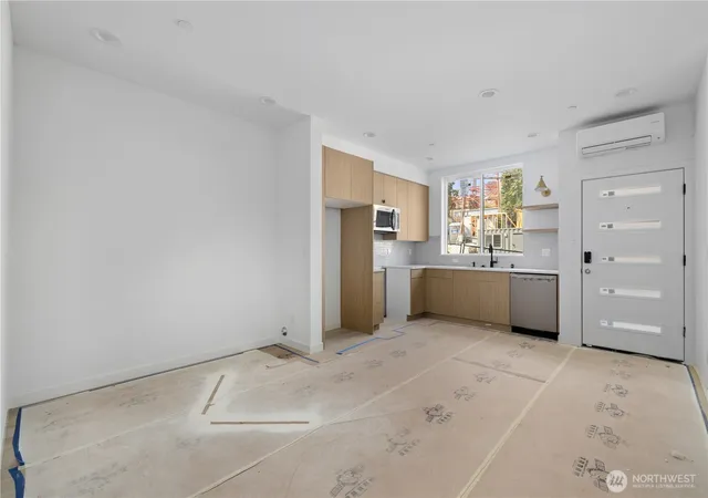 Photo 4 of Townhouse for sale at 1825 E Pine St, Seattle, WA 98122 | MLS# NWM2565683 | Listing updated on 2026-10-01