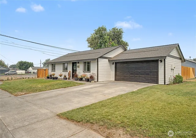 Photo 2 of Sale Pending at 1153 S Grand Dr, Moses Lake, WA 98837 | MLS# NWM2566187 | Listing updated on 2026-10-02