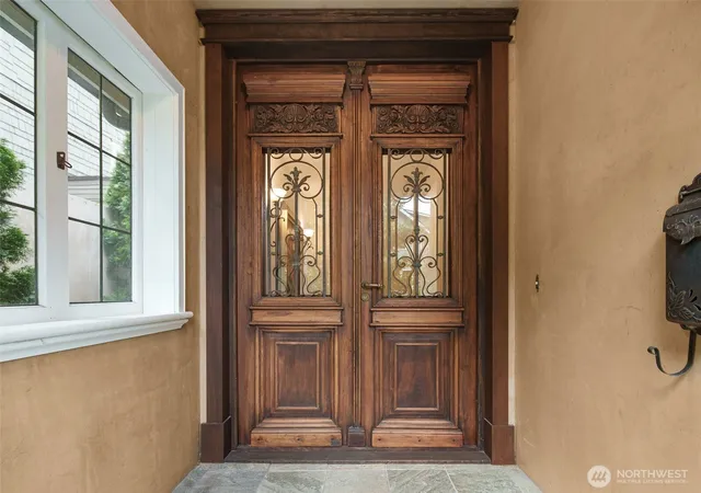 Photo 3 of Sale Pending at 1007 W Newell St, Seattle, WA 98119 | MLS# NWM2566440 | Listing updated on 2026-09-25