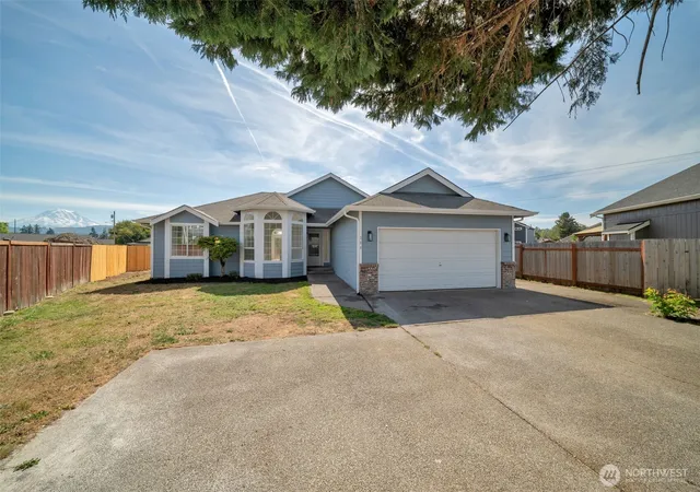 Photo 3 of Single family home for sale at 304 Eldredge Ct Nw, Orting, WA 98360 | MLS# NWM2566923 | Listing updated on 2026-09-23