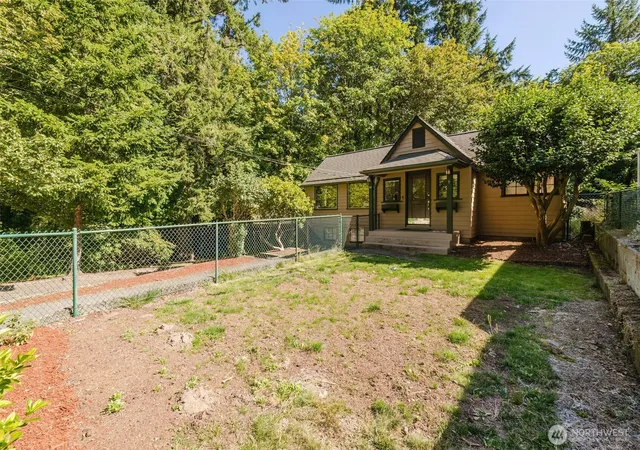 Photo 3 of Single family home for sale at 918 Taylor St E, Port Orchard, WA 98366 | MLS# NWM2567183 | Listing updated on 2026-09-16