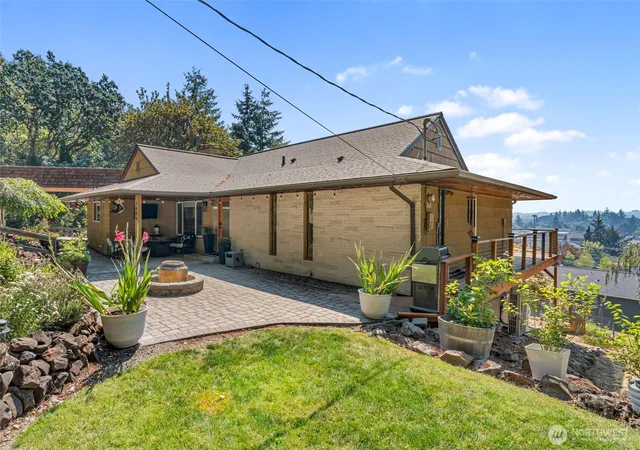 Photo 2 of Single family home for sale at 1606 Se Aust Manor Dr, Chehalis, WA 98532 | MLS# NWM2567271 | Listing updated on 2026-09-23