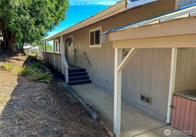 Photo 4 of Single family home for sale at 4965 S Camano Dr, Camano Island, WA 98282 | MLS# NWM2567507 | Listing updated on 2026-09-22
