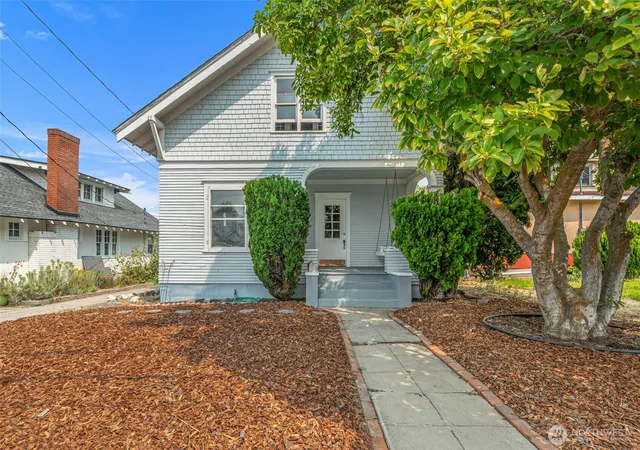 Photo 2 of Single family home for sale at 311 Okanogan Ave, Wenatchee, WA 98801 | MLS# NWM2567532 | Listing updated on 2026-09-23