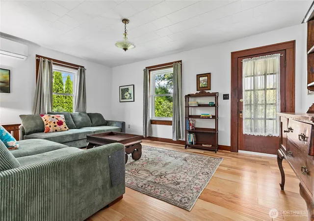 Photo 3 of Single family home for sale at 208 Mead Ave, Everson, WA 98247 | MLS# NWM2567547 | Listing updated on 2026-09-26