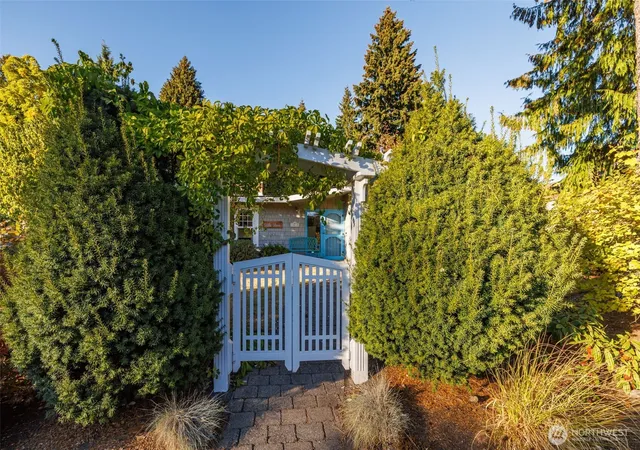 Photo 3 of Single family home for sale at 10648 Ne 47th Place, Kirkland, WA 98033 | MLS# NWM2567557 | Listing updated on 2026-09-23