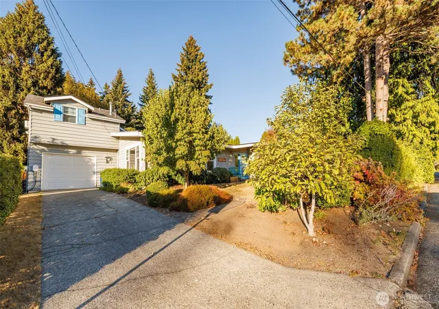 Photo 3 of Single family home for sale at 10648 NE 47th Place, Kirkland, WA 98033 | MLS# NWM2567557 | Listing updated on 2026-09-23