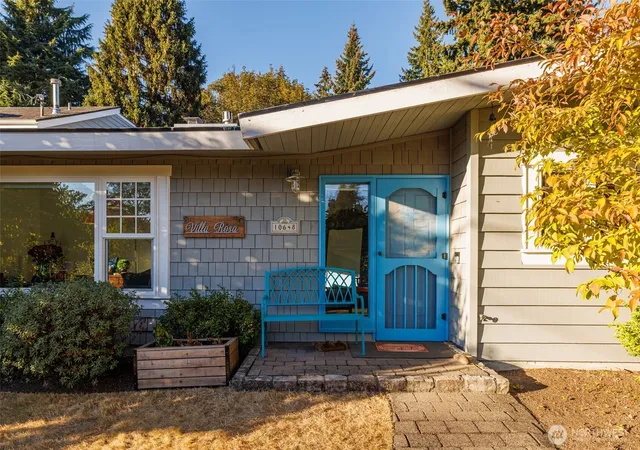 Photo 4 of Single family home for sale at 10648 NE 47th Place, Kirkland, WA 98033 | MLS# NWM2567557 | Listing updated on 2026-09-23