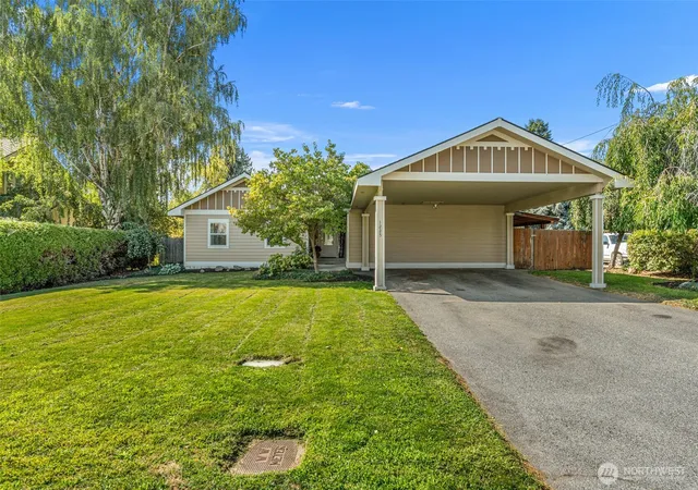 Photo 2 of Single family home for sale at 1225 Castlerock Ave, Wenatchee, WA 98801 | MLS# NWM2567636 | Listing updated on 2026-10-01