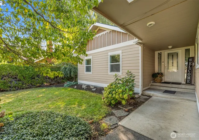 Photo 3 of Single family home for sale at 1225 Castlerock Ave, Wenatchee, WA 98801 | MLS# NWM2567636 | Listing updated on 2026-10-01