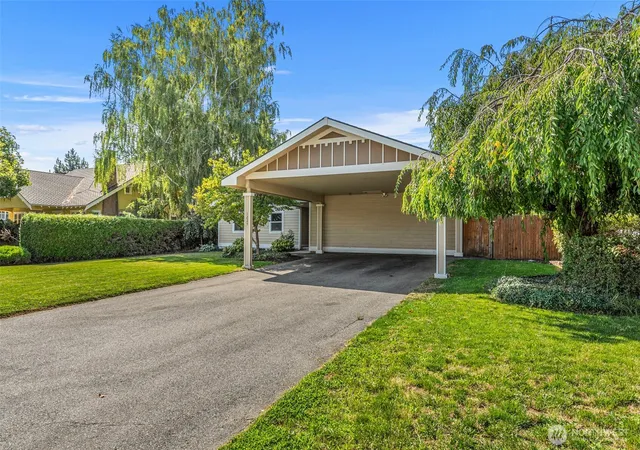 Photo 3 of Single family home for sale at 1225 Castlerock Ave, Wenatchee, WA 98801 | MLS# NWM2567636 | Listing updated on 2026-10-01