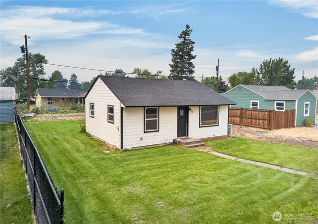 Photo 3 of Sale Pending at 11 Ivy St Ne, Ephrata, WA 98823 | MLS# NWM2567670 | Listing updated on 2026-09-14