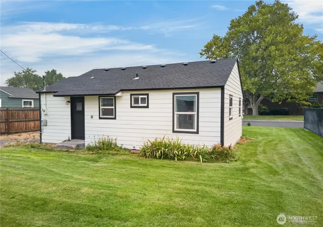 Photo 3 of Sale Pending at 11 Ivy St NE, Ephrata, WA 98823 | MLS# NWM2567670 | Listing updated on 2026-09-14