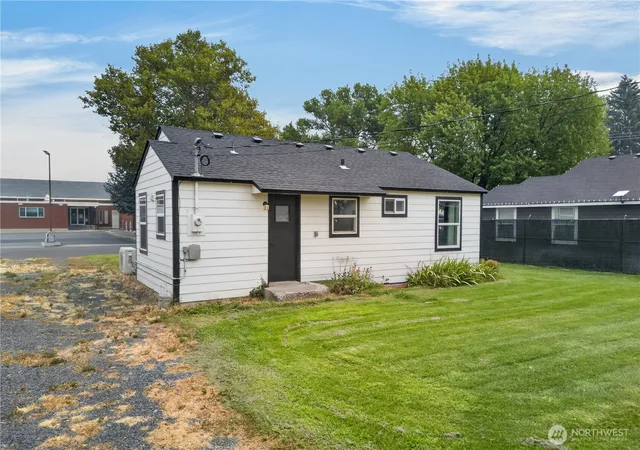 Photo 4 of Sale Pending at 11 Ivy St NE, Ephrata, WA 98823 | MLS# NWM2567670 | Listing updated on 2026-09-14