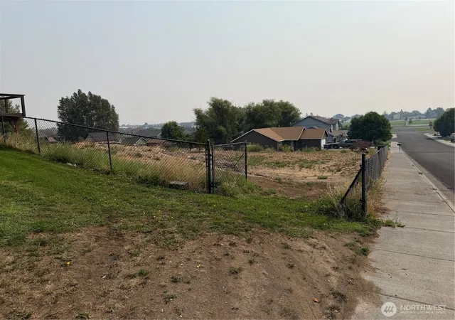 Photo 3 of Single family home for sale at 501 N Mississippi Dr, Moses Lake, WA 98837 | MLS# NWM2567705 | Listing updated on 2026-09-23