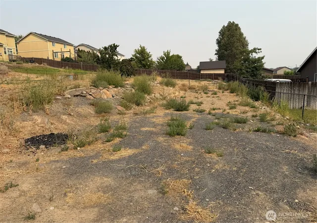 Photo 4 of Single family home for sale at 501 N Mississippi Dr, Moses Lake, WA 98837 | MLS# NWM2567705 | Listing updated on 2026-09-23