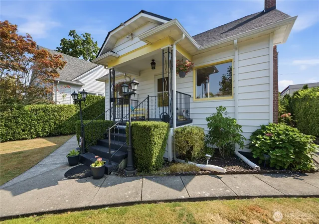 Photo 2 of Single family home for sale at 1515 Lombard Ave, Everett, WA 98201 | MLS# NWM2568065 | Listing updated on 2026-09-24