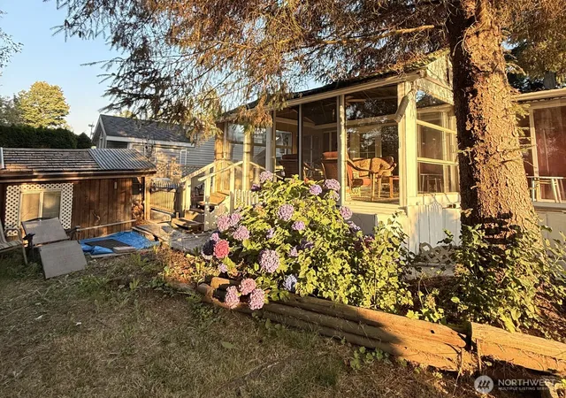 Photo 3 of Manufactured home for sale at 5001 Bay Rd #F87, Blaine, WA 98230 | MLS# NWM2568126 | Listing updated on 2026-09-23