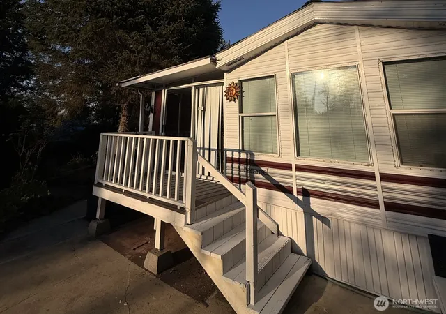 Photo 3 of Manufactured home for sale at 5001 Bay Rd #F87, Blaine, WA 98230 | MLS# NWM2568126 | Listing updated on 2026-09-23