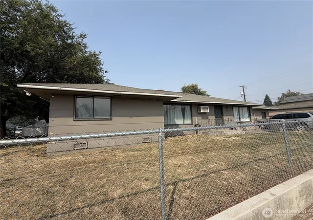 Photo 2 of Single family home for sale at 915 Southeast 4th Ave, Quincy, WA 98848 | MLS# NWM2568188 | Listing updated on 2026-09-23