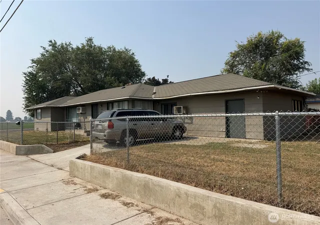 Photo 3 of Single family home for sale at 915 Southeast 4th Ave, Quincy, WA 98848 | MLS# NWM2568188 | Listing updated on 2026-09-23