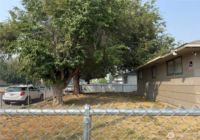 Photo 3 of Single family home for sale at 915 Southeast 4th Ave, Quincy, WA 98848 | MLS# NWM2568188 | Listing updated on 2026-09-23