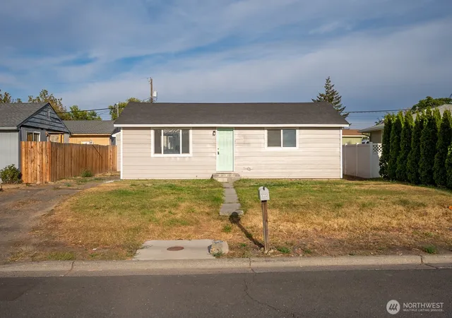 Photo 1 of Single family home for sale at 1222 Se A St, Ephrata, WA 98823 | MLS# NWM2568301 | Listing updated on 2026-09-28