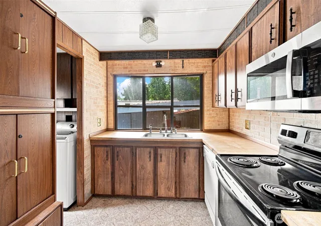 Photo 3 of Manufactured home for sale at 900 29th Street SE #C19, Auburn, WA 98002 | MLS# NWM2568408 | Listing updated on 2026-09-23