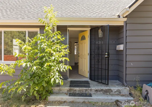 Photo 3 of Sale Pending at 11214 Cornell Ave S, Seattle, WA 98178 | MLS# NWM2568477 | Listing updated on 2026-09-15