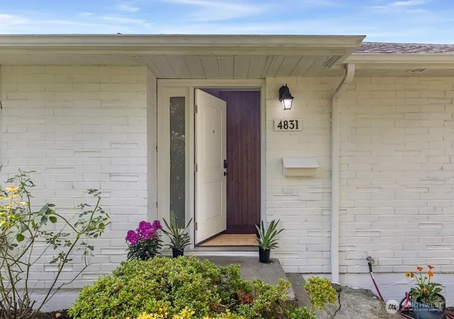 Photo 3 of Single family home for sale at 4831 S Holly St, Seattle, WA 98118 | MLS# NWM2568703 | Listing updated on 2026-09-23