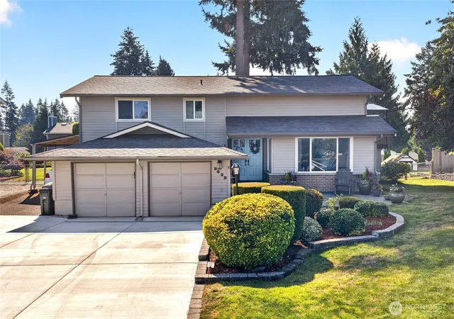 Photo 2 of Single family home for sale at 2622 211th Avenue E, Lake Tapps, WA 98391 | MLS# NWM2568752 | Listing updated on 2026-09-24