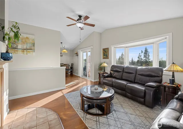 Photo 4 of Single family home for sale at 637 Cranberry Dr, Oak Harbor, WA 98277 | MLS# NWM2568899 | Listing updated on 2026-09-23