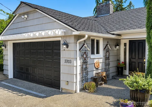 Photo 2 of Single family home for sale at 3703 Federal Ave, Everett, WA 98201 | MLS# NWM2568944 | Listing updated on 2026-09-26