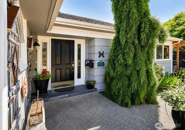 Photo 3 of Single family home for sale at 3703 Federal Ave, Everett, WA 98201 | MLS# NWM2568944 | Listing updated on 2026-09-26