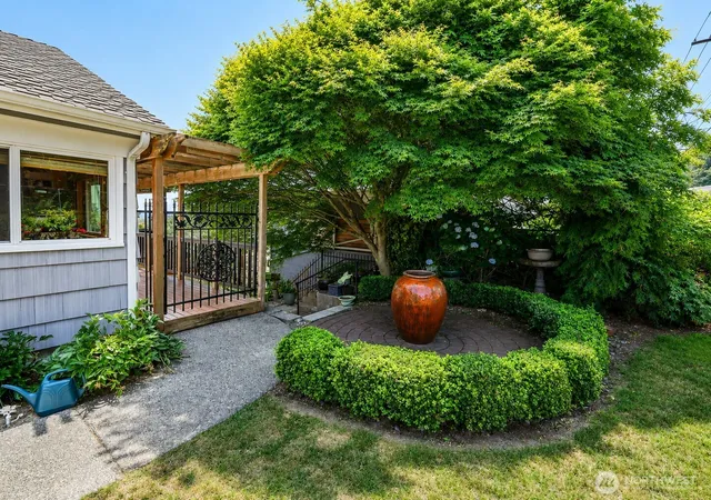 Photo 3 of Single family home for sale at 3703 Federal Ave, Everett, WA 98201 | MLS# NWM2568944 | Listing updated on 2026-09-26