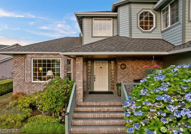 Photo 2 of Single family home for sale at 4515 Forest Dr, Everett, WA 98203 | MLS# NWM2568991 | Listing updated on 2026-09-25